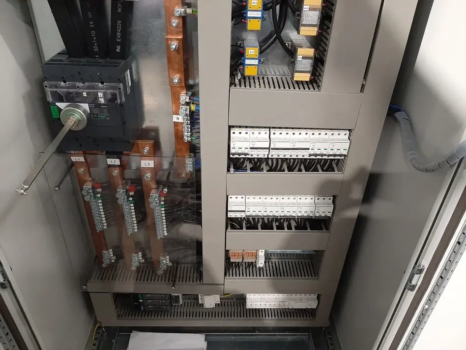 Motor control distribution cabinet with main switch copper busbar system
